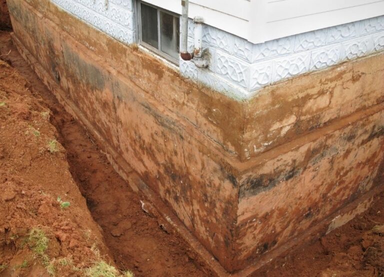hidroizolacija podruma spolja kopanjem rova i ugradnjom membrane na spoljasnji zid ili postavljanje drenaznih cevi